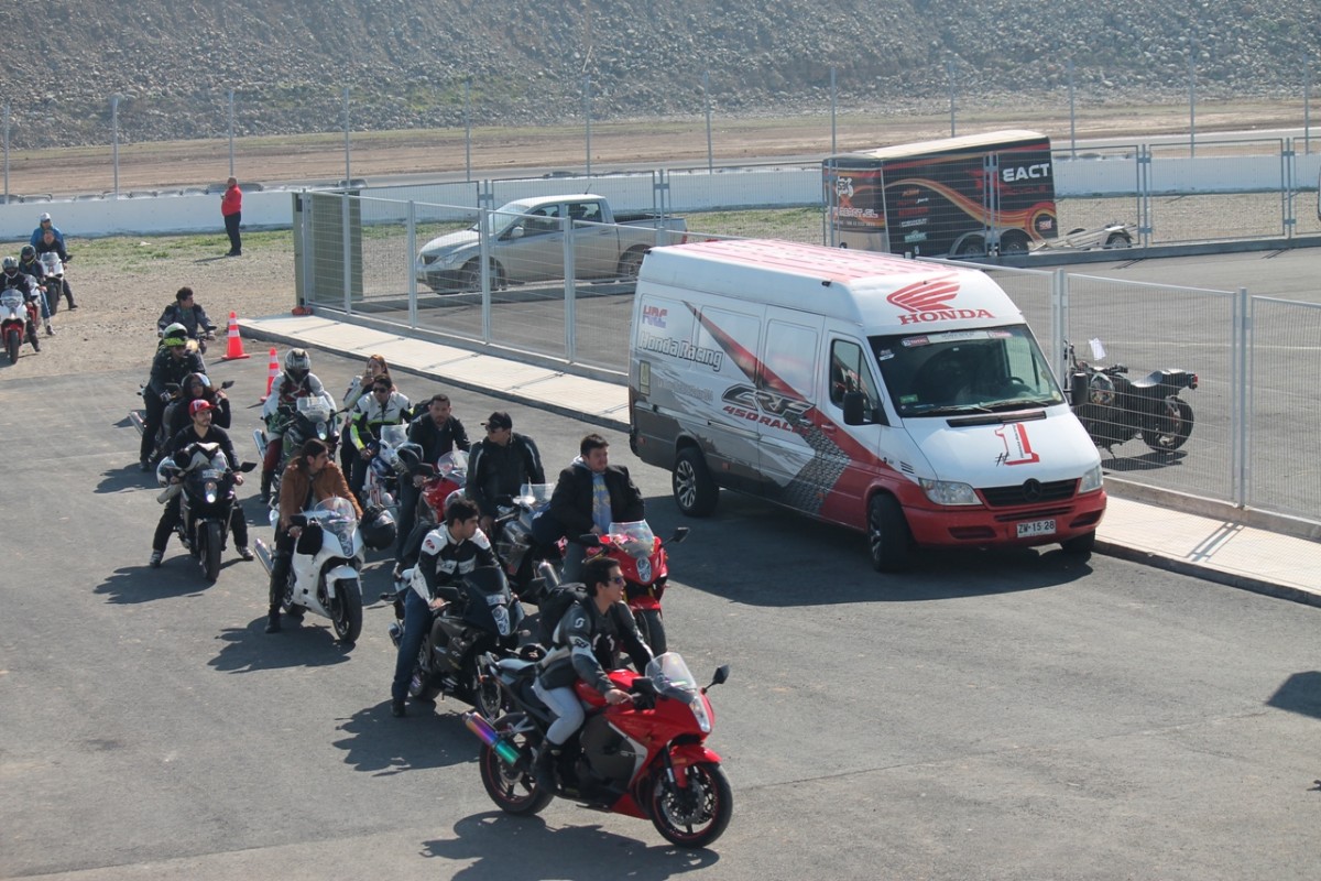 Grupo de riders de Hyosung presentes en 5ta Fecha del Campeonato Chileno de Velocidad 