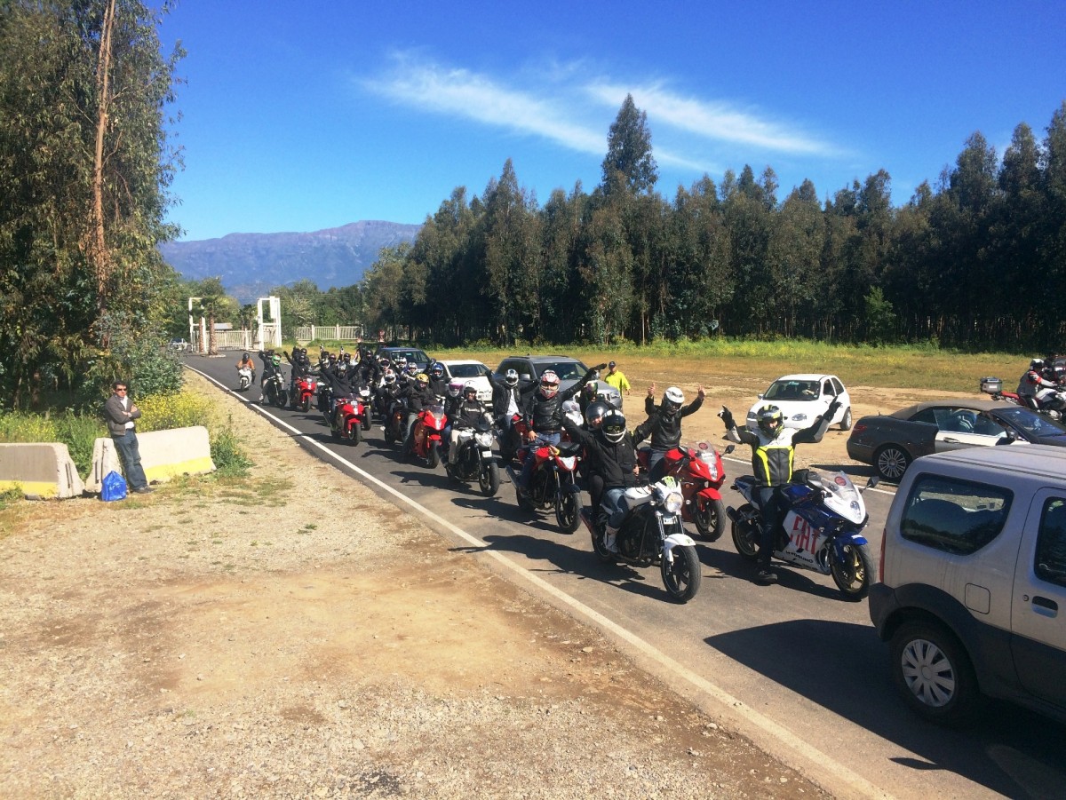 Grupo de riders de Hyosung presentes en 6ta Fecha del Campeonato Chileno de Velocidad  en Codegua