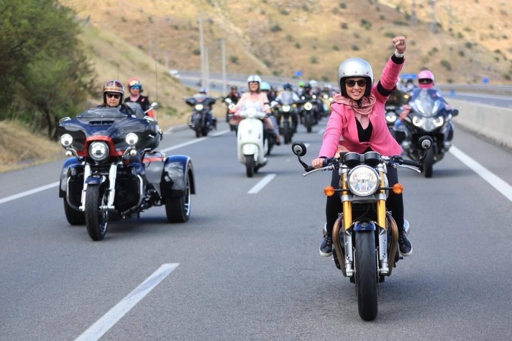 Solidarias y glamorosas: primera edición de The Ladies Riders congrega un centenar de motociclistas
